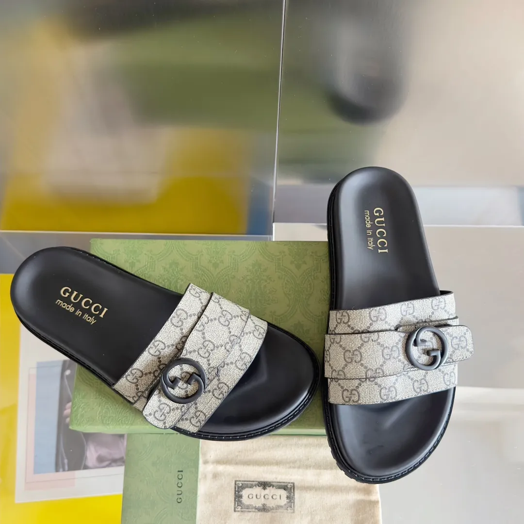 [G Home] Men's Men's Shoes💰:300💰Size:38-45 GUCC Gucci Original Order Quality 🆕2024Gucci Gucci Summer New Style Double G Presbyopia Flip-flops Cross Sandals Thick Sole Slippers Beach Shoes Original Purchase and Development Production G family's 2024 new summer dark horse items, fashion bloggers at home and abroad have put on the show, and it has become popular on social platforms at home and abroad. Fashionistas must pay for it, and they spend a lot of money to create ingenious craftsmanship and accurately restore every detail. Exquisite packaging at the delivery counter🛍📦 ▪️ Fabric: Original imported double G presbyopic leather ▪️ Lining: Original imported leather ▪️ Sole: Original open molded T men's shoes 💰U outsole ▪️ Bottom thickness: 3CM
